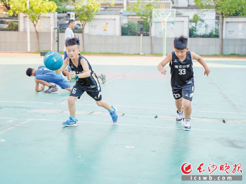 　　暑假，博才小学的篮球队员正在学校进行运球训练。　　长沙晚报全媒体记者  冯启阳 摄