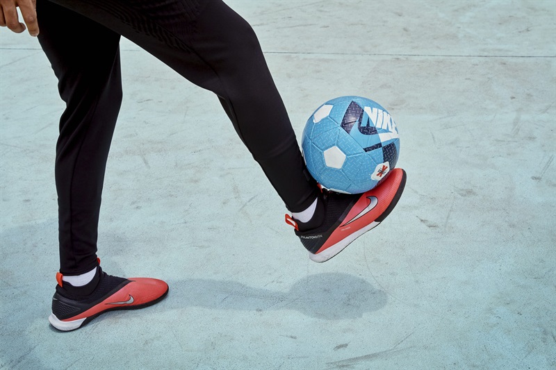 鞋面上的立体纹理将能够帮助球员更好地调整